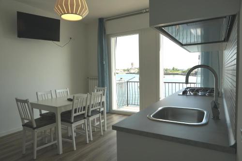 Apartment with Sea View image 8