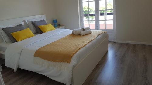  Beach house surfing and sea views in Praia da Areia Branca