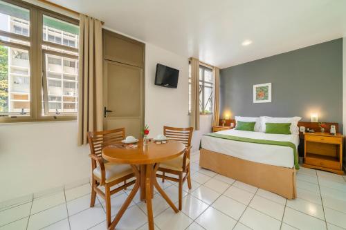 1 double bed, 1 twin bed