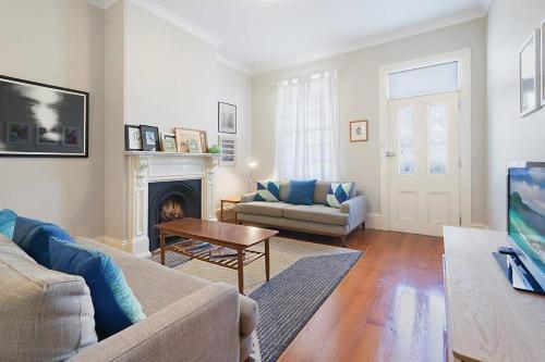 Spacious Victorian With Harbour View Terrace - image 5