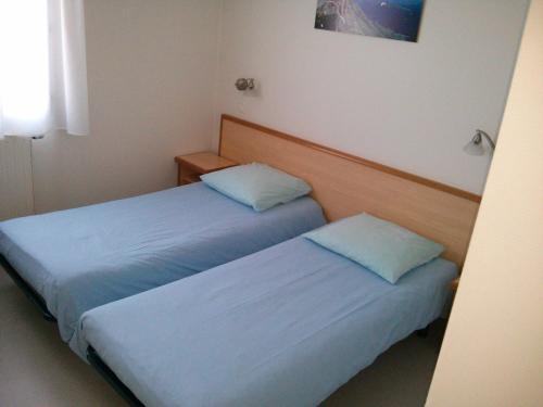 2 twin beds