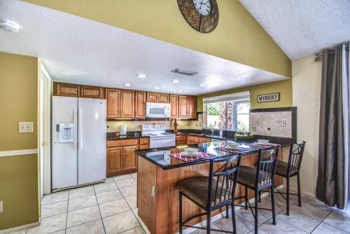 Larkspur Villa - Lovely & Entertaining Hot Tub with pool, resort living!