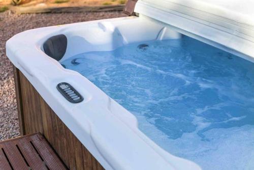 Larkspur Villa - Lovely & Entertaining Hot Tub with pool, resort living!