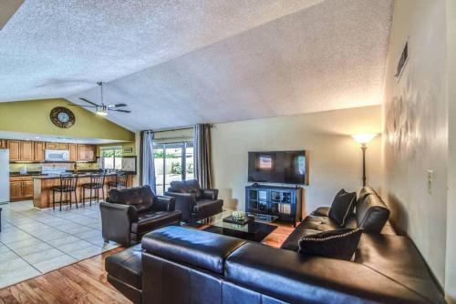 Larkspur Villa - Lovely & Entertaining Hot Tub with pool, resort living!