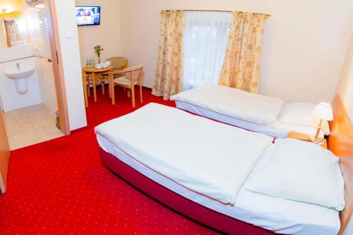 3 twin beds