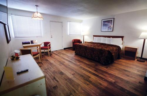 . Spanish Trails Inn and Suites