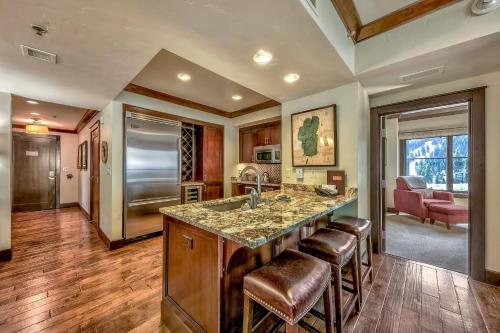 Premium Residence With The Ritz-Carlton Amenities Condo - main image