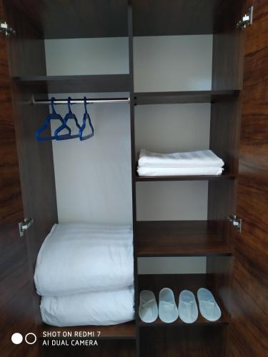 3 twin beds