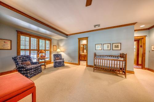Riverfront Family Retreat - main image