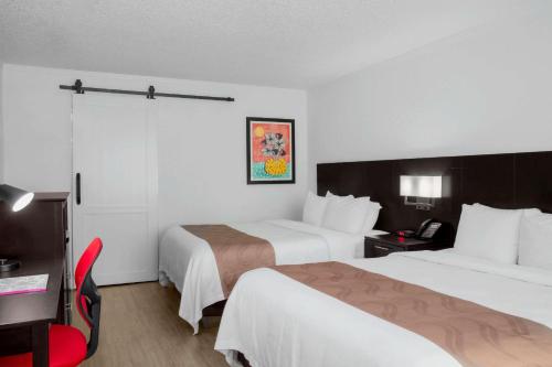 2 queen beds