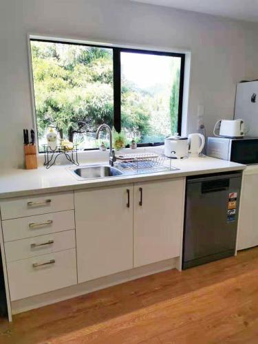 Romantic vintage retreat away in West Auckland photo 4