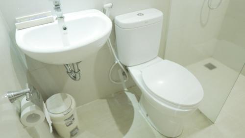 Bathroom, Hotel Laksana Solo Managed By Dafam in Banjarsari