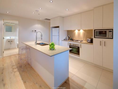 Zara Tower – Luxury Suites and Apartments - image 11