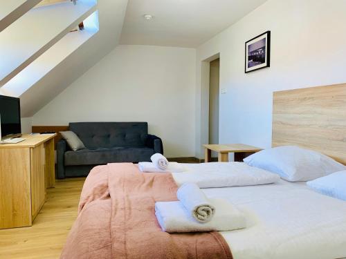 2 twin beds, 1 sofa bed