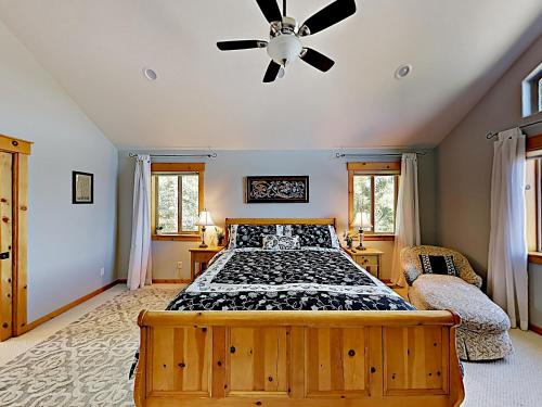 New Listing! Custom Home With Mountain Views Home - image 7