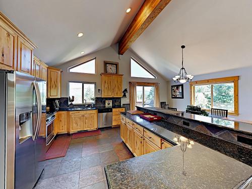 New Listing! Custom Home With Mountain Views Home - image 8