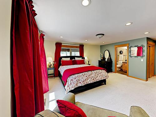 New Listing! Custom Home With Mountain Views Home - image 9