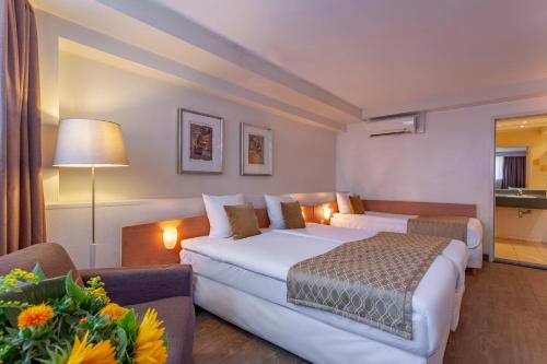 Avenue Hotel - image 3