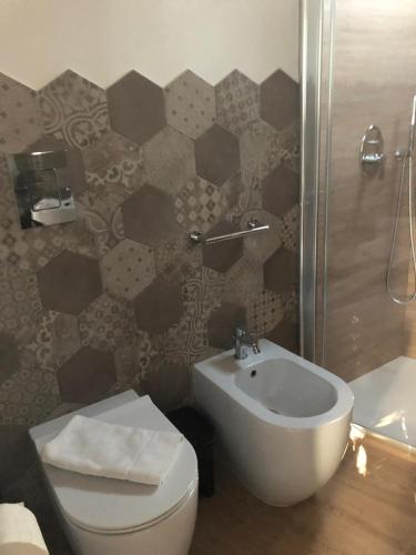 Queen Room with Garden View image 8