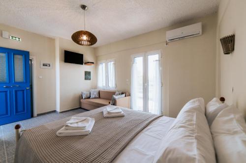1 queen bed, 1 sofa bed