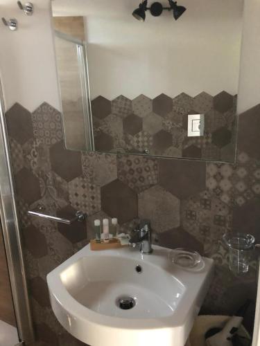 Queen Room with Garden View image 9