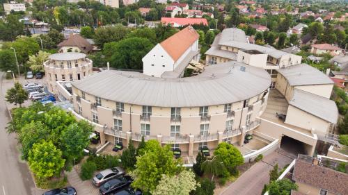 CE Plaza Hotel - image 4