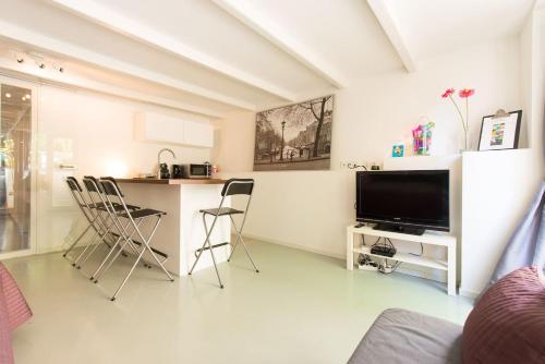 Quiet apartment for 4 at park in center - image 2