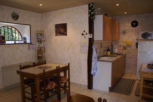 virtuve, Chambres d'Hotes Domaine d'Augy in Farges-En-Septaine