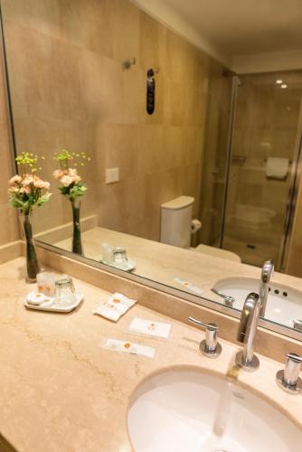 Bathroom, Icaro Suites Hotel in Buenos Aires