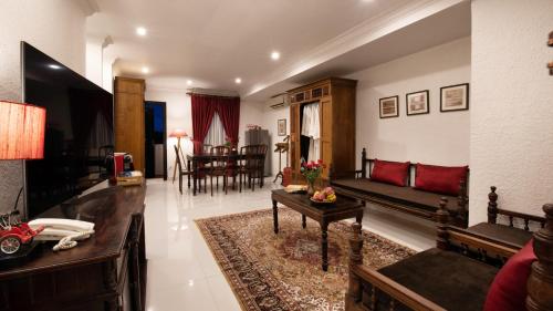 Colonial Two-Bedroom Suite - Access To Netflix