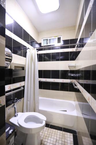 Bathroom, Oak Hotel in Haight Ashbury