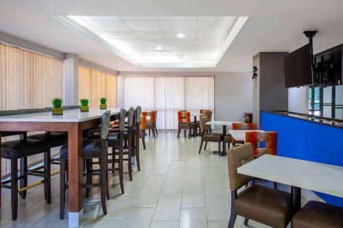 مطعم, Baymont by Wyndham McDonough in مكدونوه