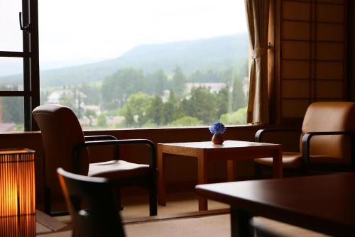 Family Room with Mountain View