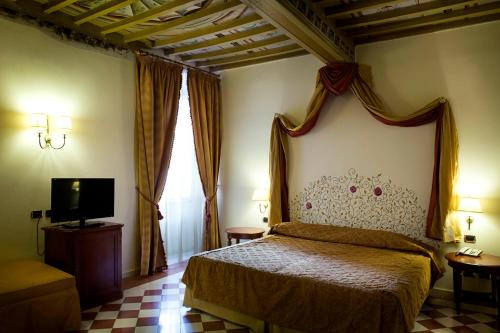 1 queen bed, 1 twin bed