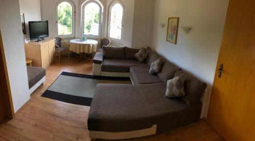 2 queen beds, 2 twin beds, 1 sofa bed