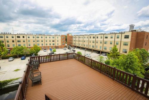 Luxury 4BR condo in Downtown by Hosteeva - image 8