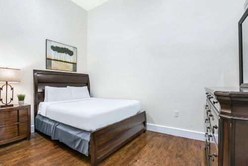 Luxury 4BR condo in Downtown by Hosteeva - image 10