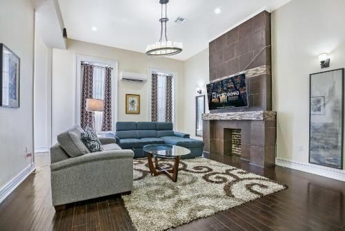 Luxury 4BR condo in Downtown by Hosteeva - image 14
