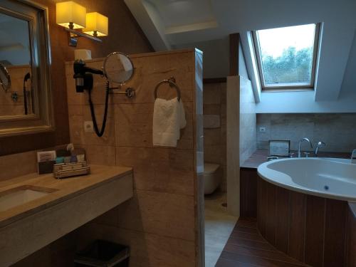 Suite, spa bathtub