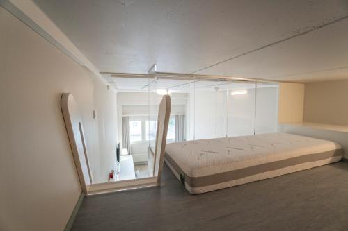 2 twin beds, 1 futon bed
