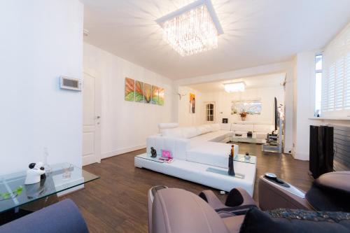 Juzz Holiday Lets – London