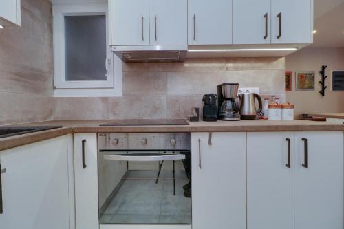 Contemporary 93m2 apt near Archaeological Museum