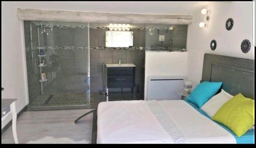 suite parentale avec petit sejour et PISCINE photo 22