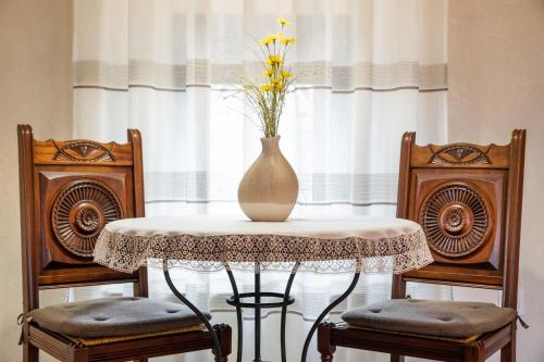 Historic Apartment in the heart of the City - image 3