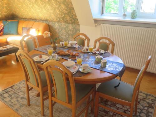 Schoenbrunn Gardens Deluxe Apartment