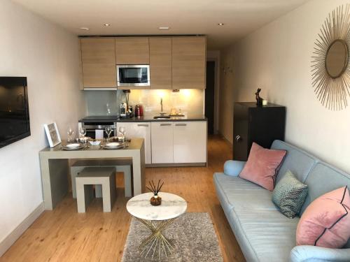 Luxury Chelsea Harbor Studio, Parsons Green, London