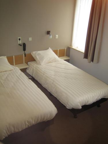 2 twin beds