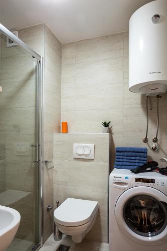 Modern Naive Downtown with free private garage-Fast WI-FI - image 4