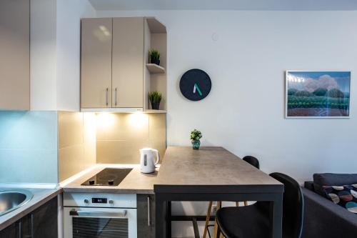 Modern Naive Downtown with free private garage