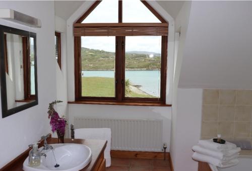 Gunpoint Lodge, Schull, West Cork with Private Pier